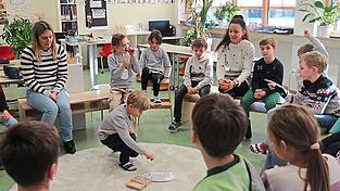 Diamanten verteilen die Kinder als positives Feedback. Schulleiterin Wibke Deuerlein (links) und Lehrerin Barbara Bubenhofer.