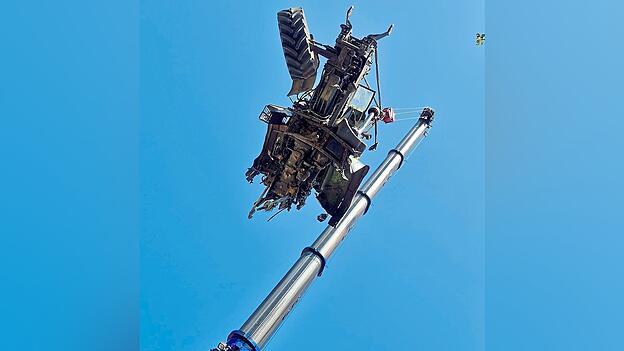 Der v&ouml;llig zerst&ouml;rte Traktor wurde per Kran von der Hauswand gehoben.