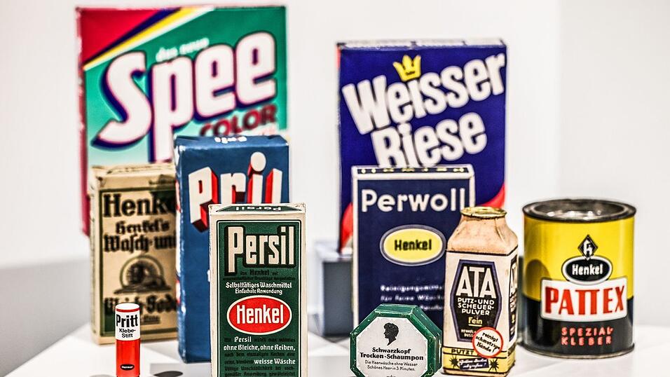Ein Reihe historischer Produktverpackungen bekannter Henkel-Produkte. Ein Reihe historischer Produktverpackungen bekannter Henkel-Produkte.