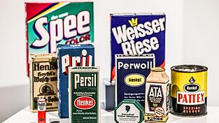 Ein Reihe historischer Produktverpackungen bekannter Henkel-Produkte.