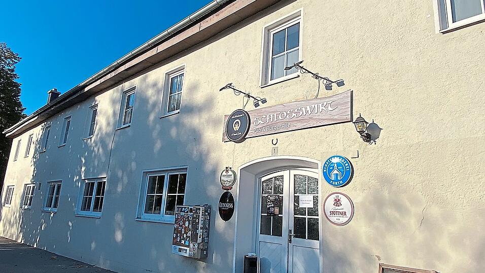 Die Bürgersäle im Obergeschoss beim Schlosswirt gehören der Gemeinde. Sie können für Veranstaltungen angemietet werden. Nun wurden die Gebühren neu festgelegt. Die Bürgersäle im Obergeschoss beim Schlosswirt gehören der Gemeinde. Sie können für Veranstaltungen angemietet werden. Nun wurden die Gebühren neu festgelegt.