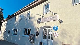 Die Bürgersäle im Obergeschoss beim Schlosswirt gehören der Gemeinde. Sie können für Veranstaltungen angemietet werden. Nun wurden die Gebühren neu festgelegt. Die Bürgersäle im Obergeschoss beim Schlosswirt gehören der Gemeinde. Sie können für Veranstaltungen angemietet werden. Nun wurden die Gebühren neu festgelegt.
