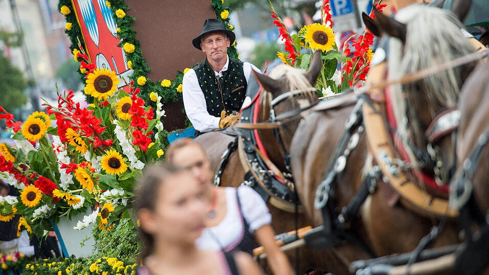 Alle Bilder dazu finden Sie hier.Foto: Mathias AdamBilder vom verregneten Volksfestauszug. Alle Bilder dazu finden Sie hier.Foto: Mathias AdamBilder vom verregneten Volksfestauszug.