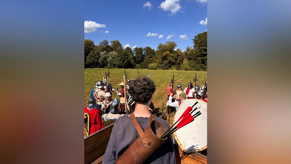 Die Bogenschützen der Hussiten lassen Pfeile regnen. Die Bogenschützen der Hussiten lassen Pfeile regnen.