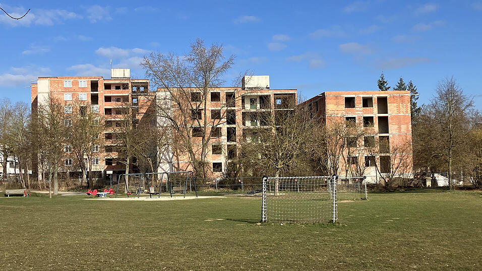 In wenigen Wochen beginnen die Umbauarbeiten am ehemaligen Internatsgebäude. 179 dringend benötigte Wohnungen werden an der Gottfried-Keller-Straße entstehen. In wenigen Wochen beginnen die Umbauarbeiten am ehemaligen Internatsgebäude. 179 dringend benötigte Wohnungen werden an der Gottfried-Keller-Straße entstehen.
