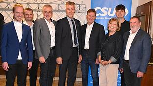 Anton Sporrer (4. v. l.) bewirbt sich für die CSU um das Amt des Bürgermeisters.