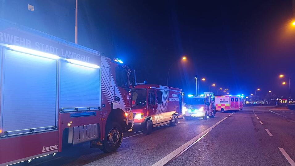 Zahlreiche Feuerwehrautos badeten die Luitpoldstra&szlig;e und die n&auml;here Umgebung in Blaulicht.
