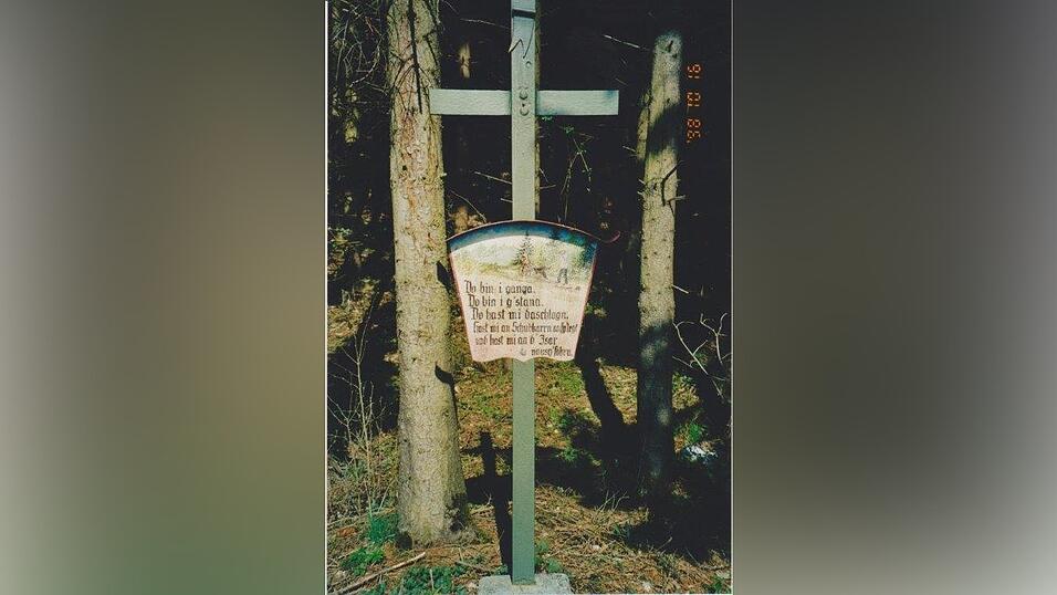 Das 'Gelmer Mordkreuz' von 1880 an der Staatsstraße zwischen Edlkofen und Volkmannsdorf.