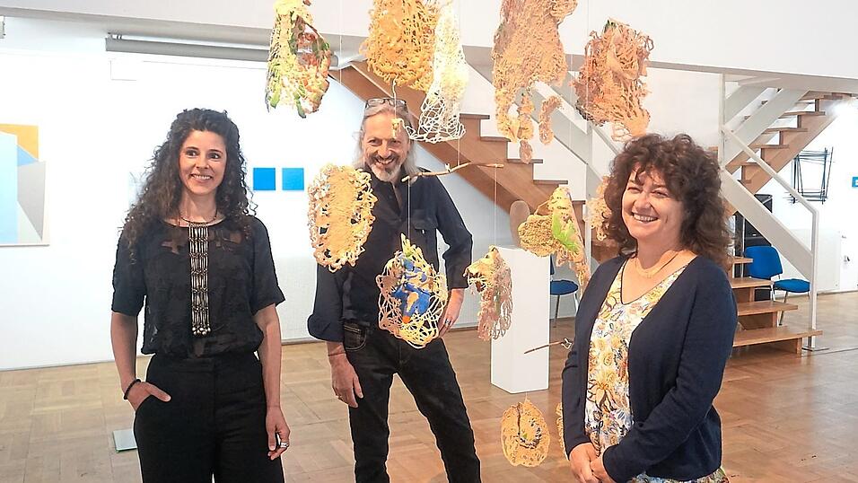 Preisträgerin Anja Bader (links) mit Tony Kobler und Antonia Kienberger. Preisträgerin Anja Bader (links) mit Tony Kobler und Antonia Kienberger.