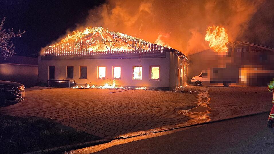 Die Halle brannte vollst&auml;ndig aus.