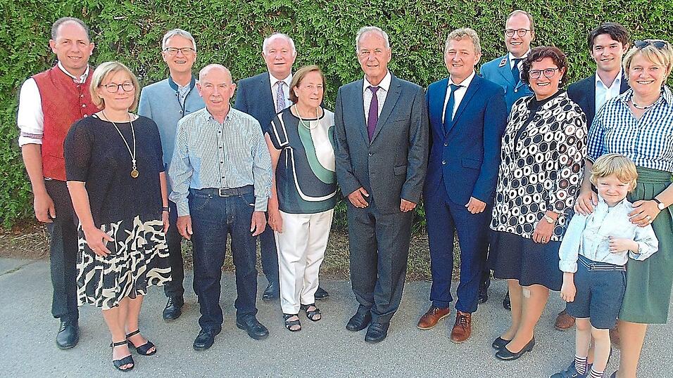 3. Bürgermeister Schraufnagl (v.l.), 2. Bürgermeisterin Margit Vielmeier, Pfarrer Ortmeier, Notar a.D. Bramenkamp, Altlandrat Trapp, Bürgermeister Beham, Graf Max Georg in Malteser-Uniform, MdL Dr. Petra Loibl, Enkel Florian sowie Gräfin Julia-Susann mit Söhnchen Thaddeo gratulierten dem Ehepaar Wagner (Mitte). 3. Bürgermeister Schraufnagl (v.l.), 2. Bürgermeisterin Margit Vielmeier, Pfarrer Ortmeier, Notar a.D. Bramenkamp, Altlandrat Trapp, Bürgermeister Beham, Graf Max Georg in Malteser-Uniform, MdL Dr. Petra Loibl, Enkel Florian sowie Gräfin Julia-Susann mit Söhnchen Thaddeo gratulierten dem Ehepaar Wagner (Mitte).