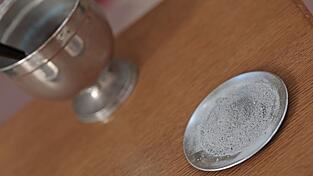 Mit Asche wird ein Kreuz auf die Stirn der Gläubigen aufgezeichnet. (Archivbild) Mit Asche wird ein Kreuz auf die Stirn der Gläubigen aufgezeichnet. (Archivbild)