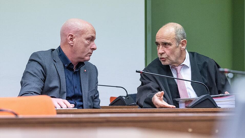 Prozess in M&uuml;nchen: Joachim Wolbergs (l), fr&uuml;herer Oberb&uuml;rgermeister von Regensburg, sitzt im Verhandlungssaal des Landgerichts neben seinem Verteidiger Peter Witting. Es geht um Parteispenden im Kommunalwahlkampf 2014. (Archivbild)
