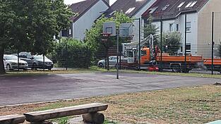 Die Asphaltoberfläche des Basketballfeldes war schnell freigelegt. Demnächst kommt ein neuer Belag. Die Asphaltoberfläche des Basketballfeldes war schnell freigelegt. Demnächst kommt ein neuer Belag.