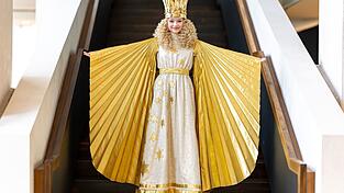 Nora Falk, das neue Nürnberger Christkind, präsentiert sich bei der Kostümprobe.