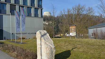 Das Landratsamt Kelheim mit der Befreiungshalle: Am Montag konstituiert sich der neue Kelheimer Kreistag.