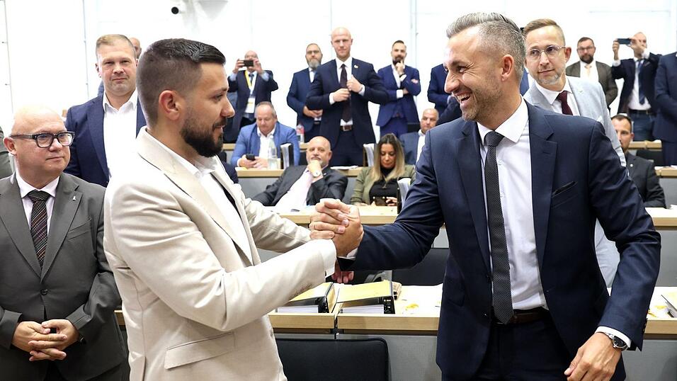 Ulrich Siegmund (r.) gratuliert dem neuen Landtagspräsidenten Tobias Rausch zur erfolgreichen Wahl. Ulrich Siegmund (r.) gratuliert dem neuen Landtagspräsidenten Tobias Rausch zur erfolgreichen Wahl.