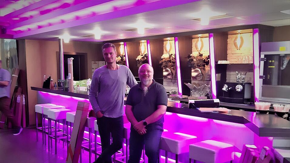 Kino-Inhaber Marcel Reicheneder und Mitarbeiter Bernhard Kassner sind mit den Vorbereitungen f&uuml;r die Wiederer&ouml;ffnung gut besch&auml;ftigt.