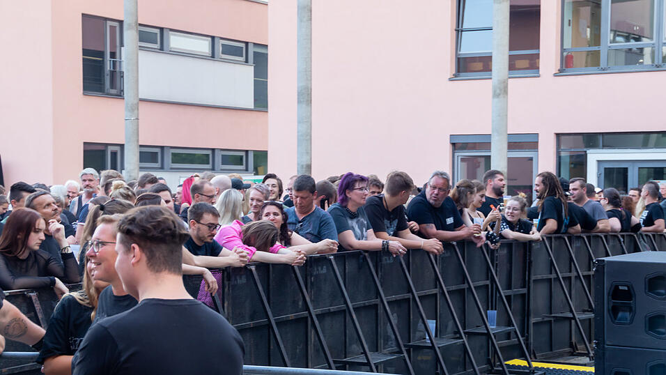 Die Rammstein-Coverband Stahlzeit begeisterte beim Campus Open Air Deggendorfer Fans. Die Rammstein-Coverband Stahlzeit begeisterte beim Campus Open Air Deggendorfer Fans.