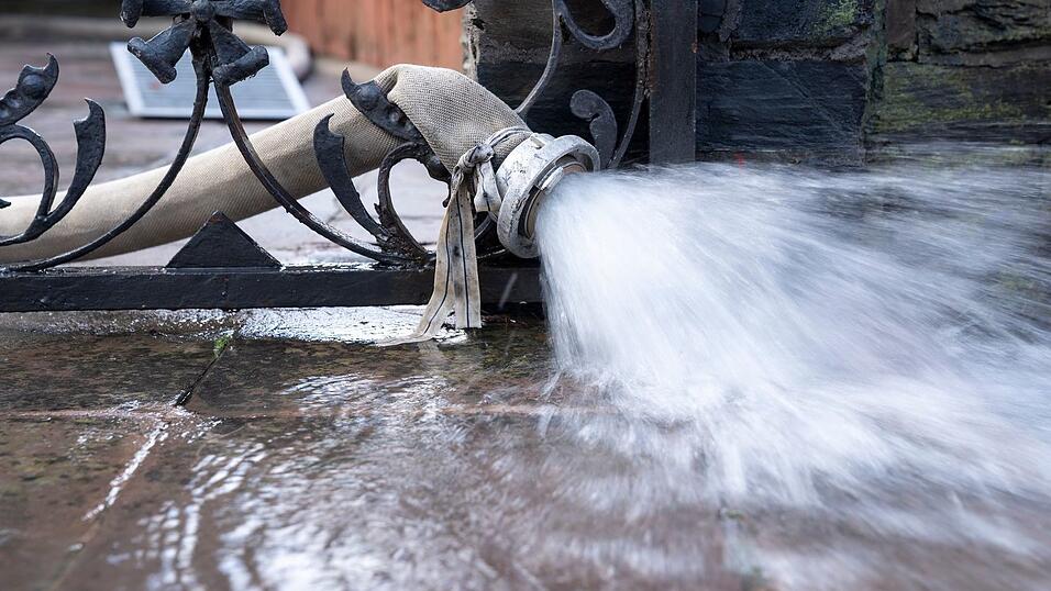 Wasser abpumpen nach einer Flut: Eine Wohngebäudeversicherung sollte jeder Immobilienbesitzer haben.