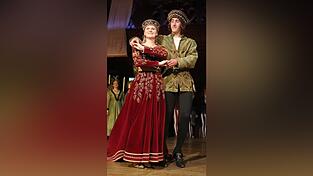 Am 14. November 1475 abends tanzten die Königstochter Hedwig und Herzog Georg - hier dargestellt von Katharina Mottinger und Luis Truhlar bei der Aufführung 2023 - im heutigen Rathaus. Dort, wo jetzt der Prunksaal ist, fand vor 550 Jahren auch eine große Feier statt. Am 14. November 1475 abends tanzten die Königstochter Hedwig und Herzog Georg - hier dargestellt von Katharina Mottinger und Luis Truhlar bei der Aufführung 2023 - im heutigen Rathaus. Dort, wo jetzt der Prunksaal ist, fand vor 550 Jahren auch eine große Feier statt.