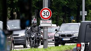 Zwischenzeitlich waren die Tempo-30-Schilder am Mittleren Ring verschwunden, nun m&uuml;ssen sie zur&uuml;ckkehren. (Archivbild)