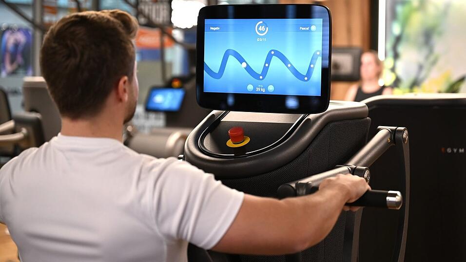Eine digitalisierte Ruderbank in einem Fitnessstudio, auf deren Display der Nutzer mit seiner Kraftanstrengung eine Figur eines Computerspiel steuert: Solche Daten k&ouml;nnten f&uuml;r eine Trainingsanalyse ausgewertet werden.