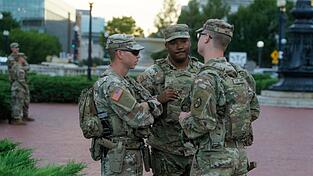 Nationalgardisten tragen nun auch Waffen in Washington.