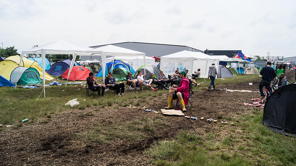 Auf dem Campingplatz lassen es die Pfingst-Open-Air-Besucher richtig krachen, aufgenommen von Regina H&ouml;lzel am Freitag.