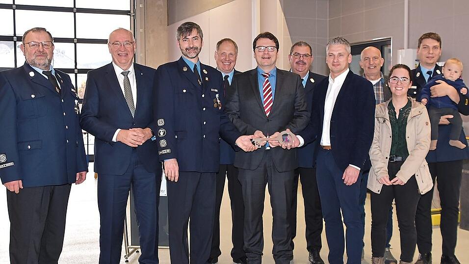Das neue Feuerlöschgerätehaus konnte nun offiziell an die Feuerwehr übergeben werden; Architekt Markus Weber überreichte den Schlüssel an Bürgermeister Dr. Stefan Spindler und Kommandant Michael Dommer. Das neue Feuerlöschgerätehaus konnte nun offiziell an die Feuerwehr übergeben werden; Architekt Markus Weber überreichte den Schlüssel an Bürgermeister Dr. Stefan Spindler und Kommandant Michael Dommer.