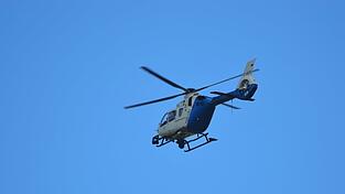 Spezialkräfte und ein Polizeihubschrauber rücken in der Nacht zu einem Wohnhaus in Pocking aus. (Symbolbild) Spezialkräfte und ein Polizeihubschrauber rücken in der Nacht zu einem Wohnhaus in Pocking aus. (Symbolbild)