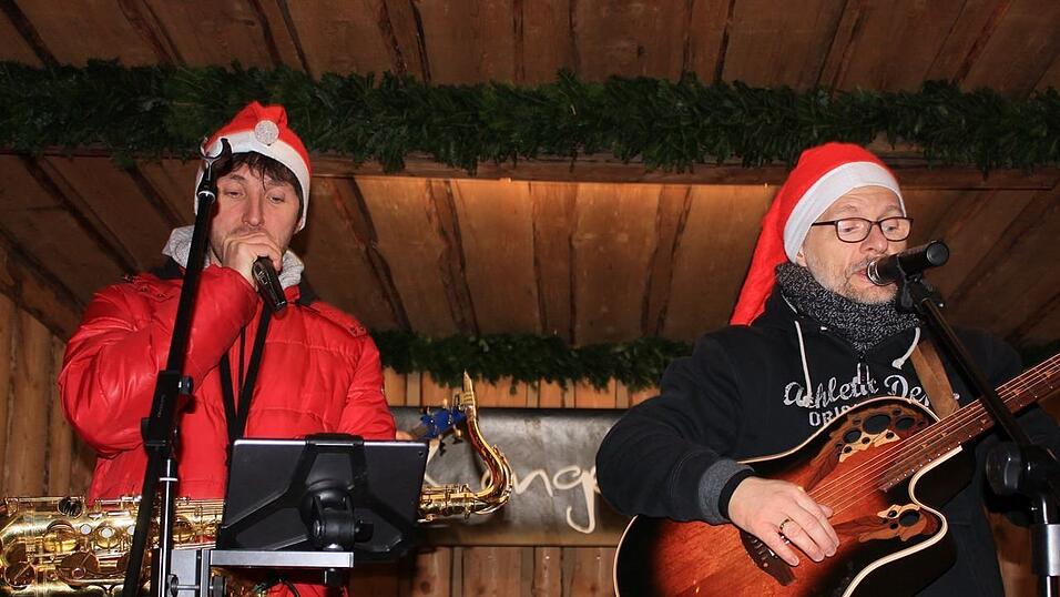 Der idyllische Christkindlmarkt in der Freyung in Landshut zählt zu den schönsten Christkindlmärkten Bayerns. Bei eisigen Temperaturen ist dort insbesondere die Glühwein-Alm natürlich heiß begehrt. Der idyllische Christkindlmarkt in der Freyung in Landshut zählt zu den schönsten Christkindlmärkten Bayerns. Bei eisigen Temperaturen ist dort insbesondere die Glühwein-Alm natürlich heiß begehrt.