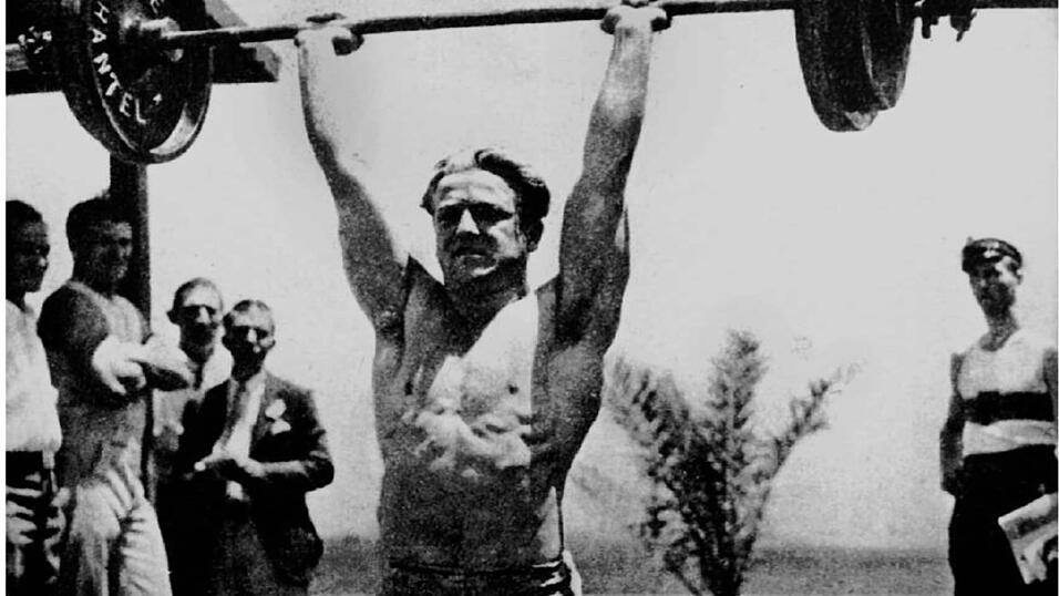 Rudolf Ismayr spezialisierte sich auf Stemmen und Ringen. Als Gewichtheber trat er bei den Olympischen Spielen an.
