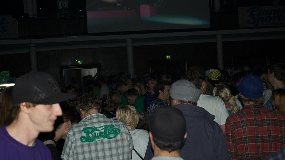 Rund 4000 Boarderfreunde feierten bei der Weltpremiere des neuesten Films von Isenseven, 'Let's go get lost' in M&uuml;nchen.