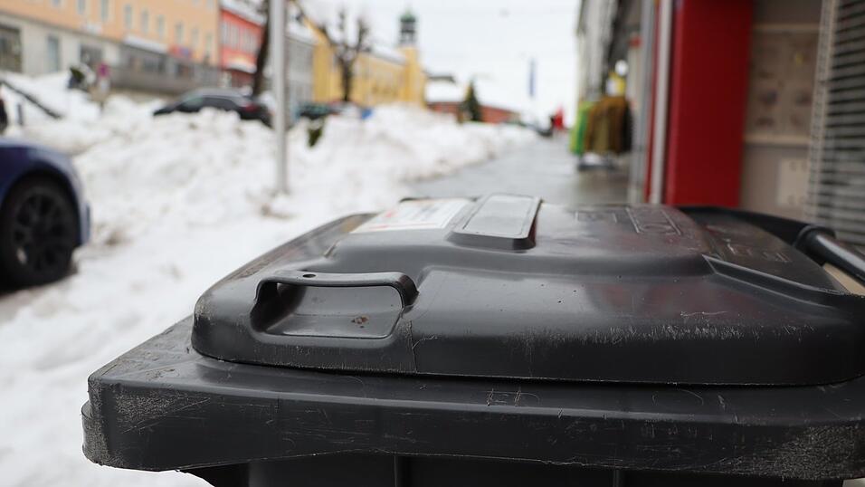 Die Entsorgungskosten für Müll und Biomüll steigen, das geht auch an den Privathaushalten nicht spurlos vorbei. Die Entsorgungskosten für Müll und Biomüll steigen, das geht auch an den Privathaushalten nicht spurlos vorbei.