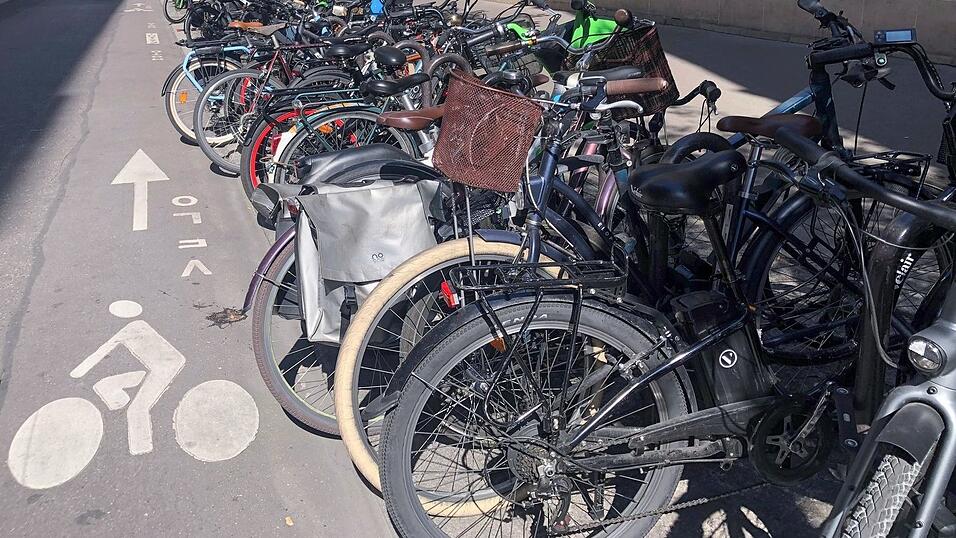 Immer mehr Menschen in Paris steigen f&uuml;r ihre t&auml;glichen Wege aufs Fahrrad, (Archivbild)
