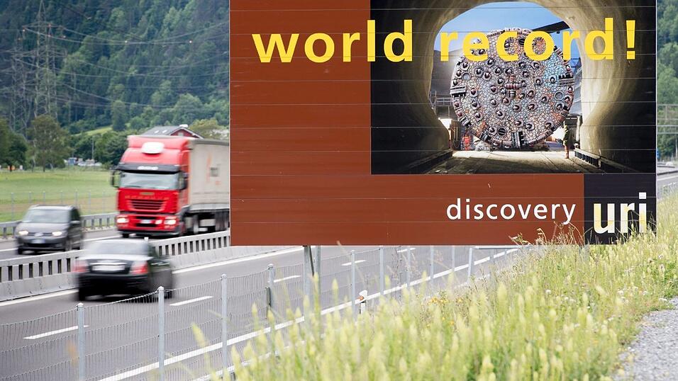 Der Gotthard-Basistunnel ist mit 57 Kilometern der längste Eisenbahntunnel der Welt. Am Mittwoch wird er offiziell eröffnet. Der Gotthard-Basistunnel ist mit 57 Kilometern der längste Eisenbahntunnel der Welt. Am Mittwoch wird er offiziell eröffnet.