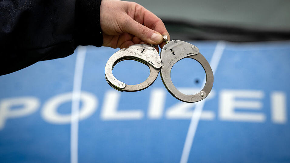 Der Mann ist laut Polizei zuletzt mehrfach wegen Ladendiebstählen aufgefallen.