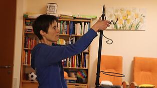 Angelika Nelson, Beauftragte f&uuml;r das Pr&auml;ventionsprojekt &bdquo;Alle V&ouml;gel sind schon da&ldquo; baut im Aufenthaltsraum der Tagespflege die Futterstelle auf.