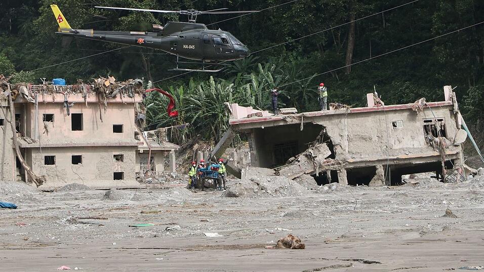 Nepalesische Sicherheitskräfte führen Such- und Rettungsaktionen nach der Flutkatastrophe durch. Nepalesische Sicherheitskräfte führen Such- und Rettungsaktionen nach der Flutkatastrophe durch.