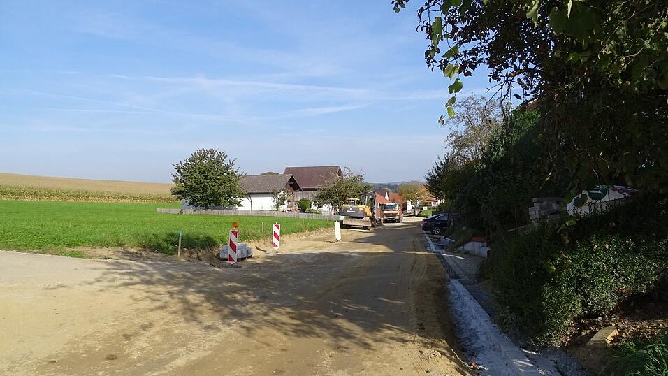 Die Gr&auml;ben sind verschwunden, die Fahrbahn ist planiert.