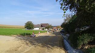 Die Gr&auml;ben sind verschwunden, die Fahrbahn ist planiert.