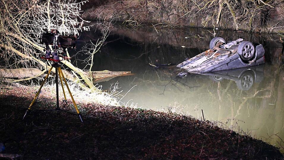 Bei Eberspoint ist ein Auto samt Insassen in die Vils gestürzt. Einsatzkräfte mussten das Fahrzeug später bergen.