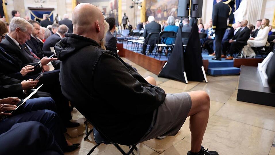 John Fetterman ist bekannt für legere Outfits - und erschien trotz Feierlichkeiten und Minusgraden in Shorts.
