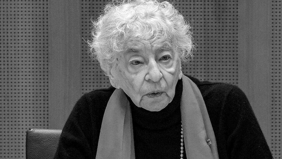 Die im mittelfränkischen Fürth geborene Journalistin und Schriftstellerin Ruth Weiss ist mit 101 Jahren gestorben. (Archivbild) Die im mittelfränkischen Fürth geborene Journalistin und Schriftstellerin Ruth Weiss ist mit 101 Jahren gestorben. (Archivbild)