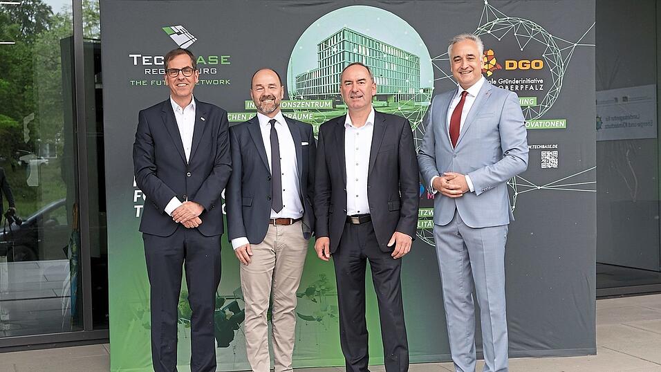 OB Thomas Burger (von rechts), Bayerns Wirtschaftsminister Hubert Aiwanger, Techbase-Geschäftsführer Alexander Rupprecht und OTH-Präsident Ralph Schneider. OB Thomas Burger (von rechts), Bayerns Wirtschaftsminister Hubert Aiwanger, Techbase-Geschäftsführer Alexander Rupprecht und OTH-Präsident Ralph Schneider.