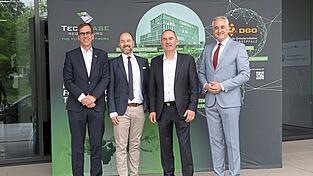 OB Thomas Burger (von rechts), Bayerns Wirtschaftsminister Hubert Aiwanger, Techbase-Geschäftsführer Alexander Rupprecht und OTH-Präsident Ralph Schneider. OB Thomas Burger (von rechts), Bayerns Wirtschaftsminister Hubert Aiwanger, Techbase-Geschäftsführer Alexander Rupprecht und OTH-Präsident Ralph Schneider.