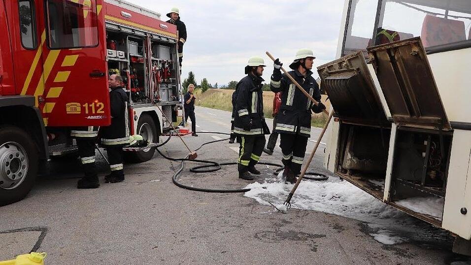Am frühen Donnerstagabend fing ein voll besetzter Bus bei Wallerfing im Landkreis Deggendorf Feuer.