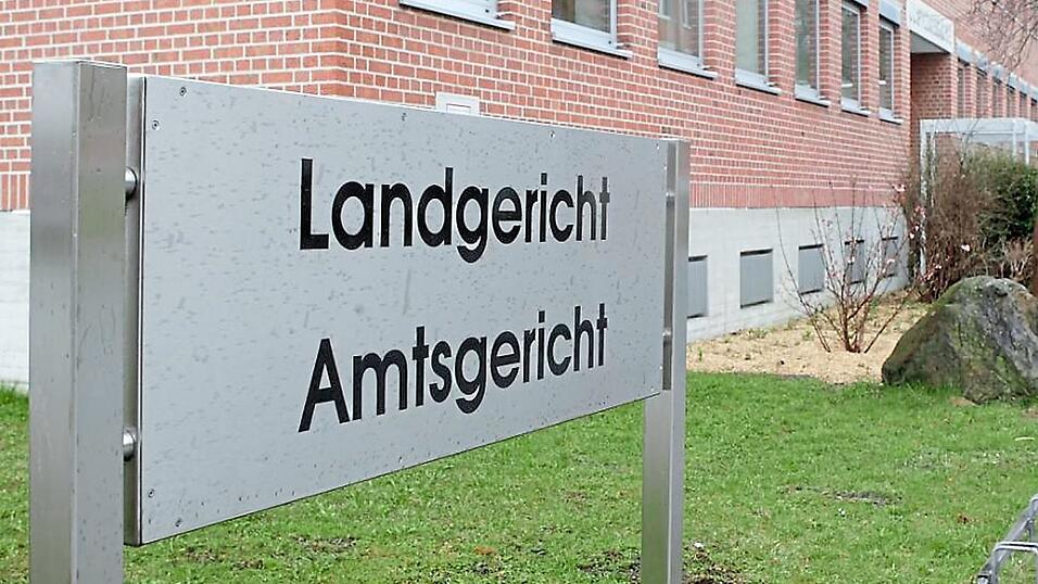 Ein 35-Jähriger ist am Donnerstag vor Gericht zu zwei Jahren und vier Monaten Haft verurteilt worden. Ein 35-Jähriger ist am Donnerstag vor Gericht zu zwei Jahren und vier Monaten Haft verurteilt worden.