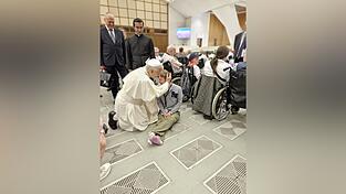 Der Heilige Vater, Papst Leo XIV., kniet spontan neben Emmanuel Röckl nieder und drückt ihn für Sekunden an sich. 